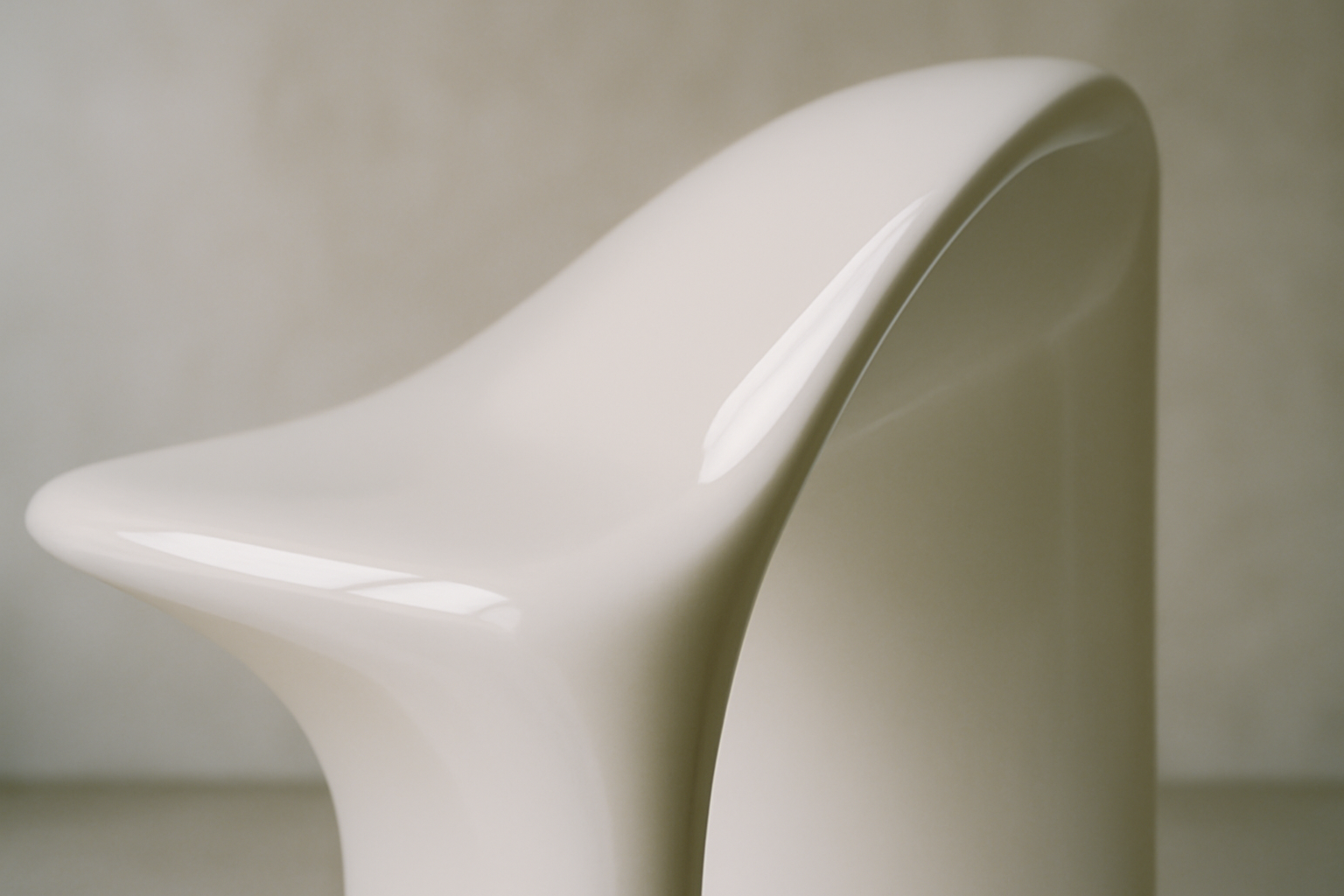 Collection d'objets et mobilier par Ora-Ïto : lampes, sièges et produits high-tech au style minimaliste et futuriste